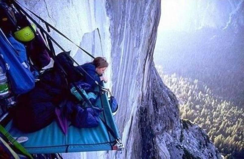 Вы когда-нибудь задумывались как спят альпинисты?