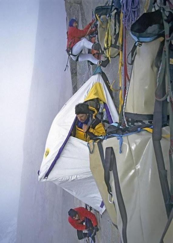 Вы когда-нибудь задумывались как спят альпинисты?
