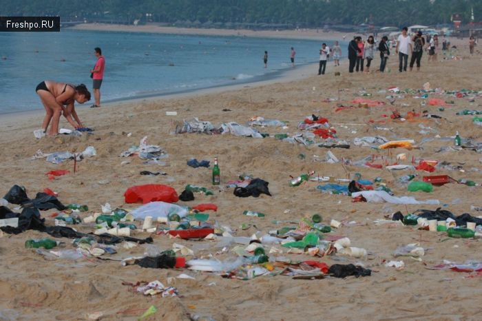 Как Китайцы праздную &quot;Середину Осени&quot; или печальные последствия народного гуляния - 50 тонн мусора на пляже!
