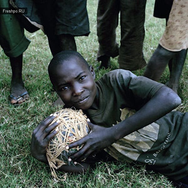 Особенности дикого футбола или как играют в &quot;футбол&quot; африканские дети!