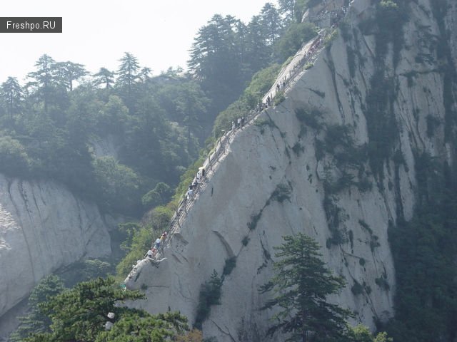 Маршрут Хуашань, вдоль отвесной скалы по узкой деревянной доске