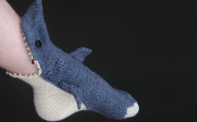 Носки: В рот акулы сунул ноги от Lisa Grossman (Лиза Гроссман)