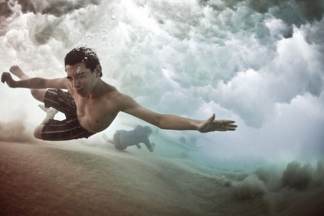 Серфингисты борющиеся со стихией - фотографии волны изнутри