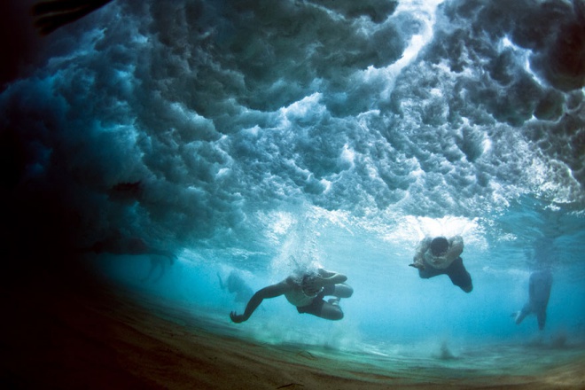 Серфингисты борющиеся со стихией - фотографии волны изнутри