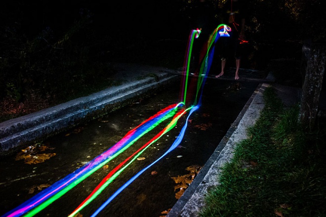 Невероятное свечение водопада и рек с помощью светящихся неоновых палочек
