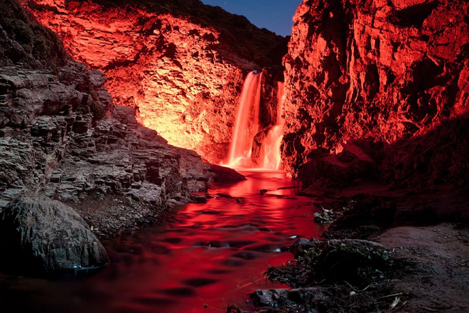 Невероятное свечение водопада и рек с помощью светящихся неоновых палочек